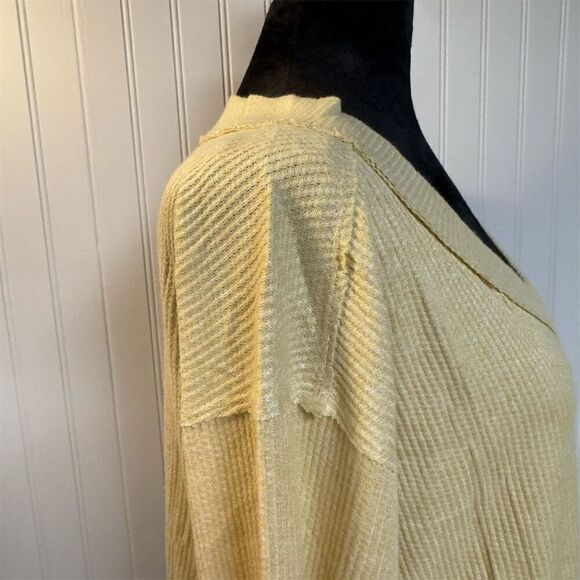 NWT Lush Women's V-Neck Long Sleeve Cream Oversized Shirt Layering Size M Casual - Picture 4 of 8